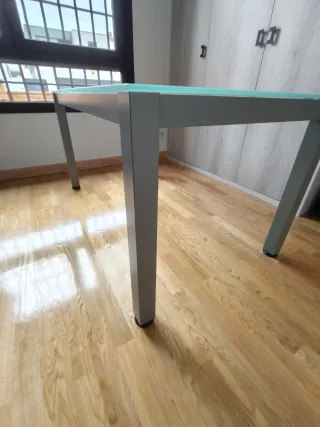 Mesa de oficina cristal y metal gris