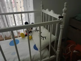 Cuna de bebé blanca