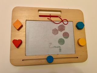 Pizarra magnética de madera con formas