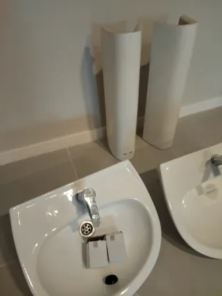 2 Lavabos Roca con Pie y Grifo