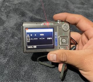 Due fotocamere: una Nikon Coolpix P2 WiFi e Olympus