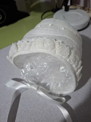 Gorrito bebé blanco con bordado