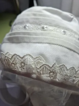 Gorrito bebé blanco con bordado