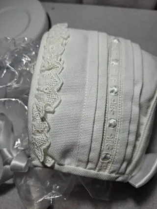 Gorrito bebé blanco con bordado