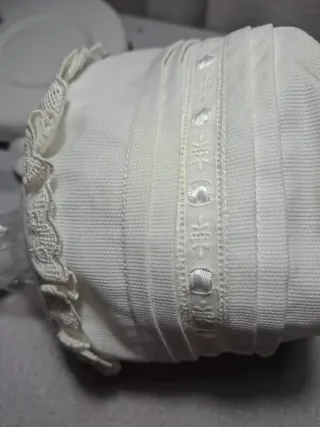 Gorrito bebé blanco con bordado