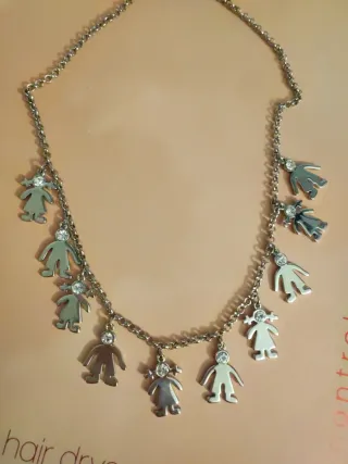 Collare d'argento con figure di bambini
