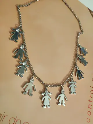 Collare d'argento con figure di bambini