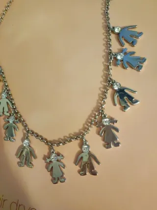 Collare d'argento con figure di bambini