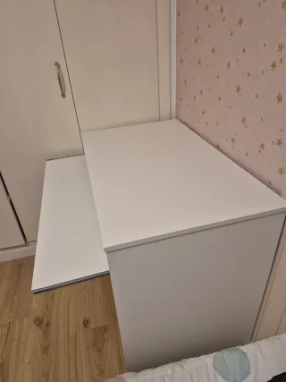 Escritorio blanco con bandeja