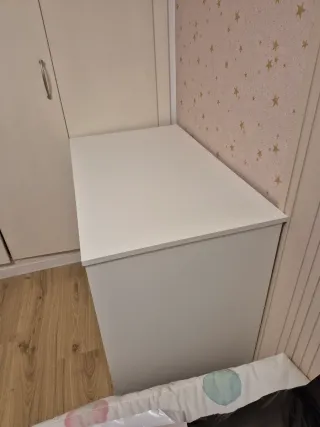 Escritorio blanco con bandeja