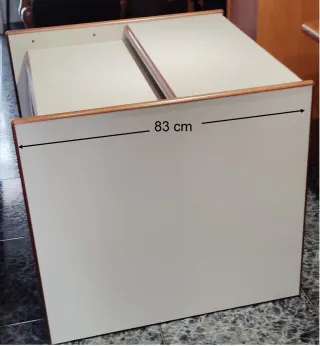 Escritorio beige y marrón