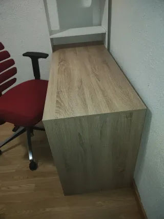 Escritorio y Silla Roja