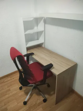 Escritorio y Silla Roja