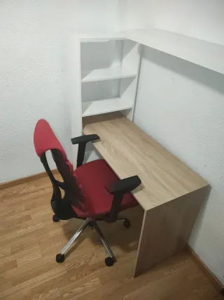 Escritorio y Silla Roja