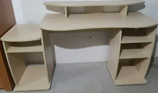 Escritorio madera claro con estantes