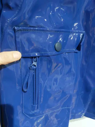 Chubasquero Pull&Bear azul talla S