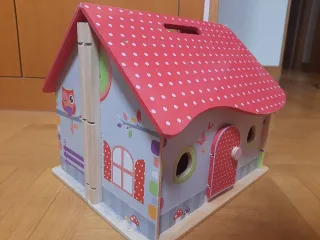 Casita de muñecas de madera