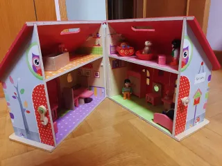 Casita de muñecas de madera