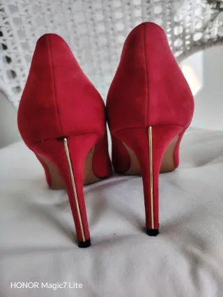 Zapatos de tacón rojos