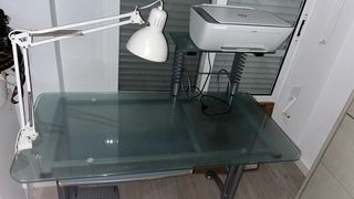 Mesa escritorio cristal y silla