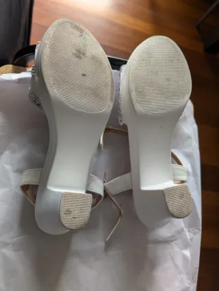 Sandalias de mujer plateadas y blancas