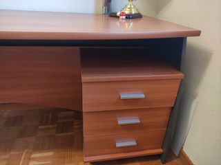 Scrivania in legno e grigio con 3 cassetti