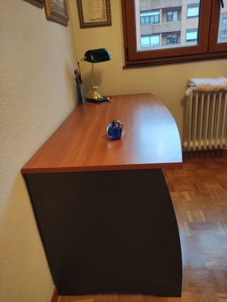 Scrivania in legno e grigio con 3 cassetti