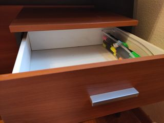 Scrivania in legno e grigio con 3 cassetti