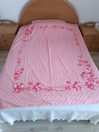 Cortina rosa con flores