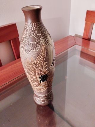 Jarrón de cerámica beige y marrón