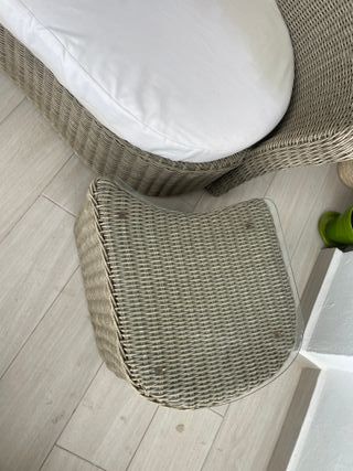 Sofá de ratán para exterior con mesa