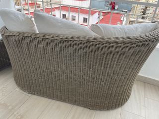 Sofá de ratán para exterior con mesa