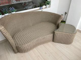 Sofá de ratán para exterior con mesa