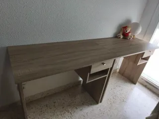 Dos escritorios madera, color roble.