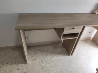 Dos escritorios madera, color roble.