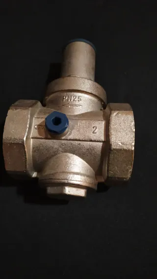 Regulador de presión de agua marca Genebre 2 PN25