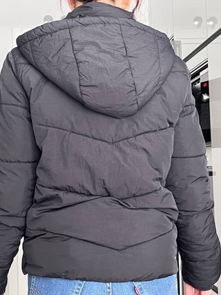Cazadora negra con capucha talla XS