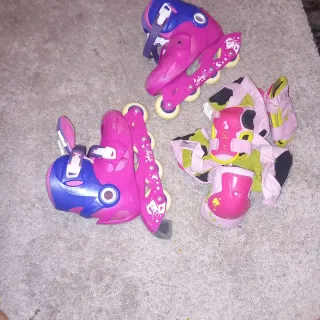 Patines en línea rosas y azules con protecciones