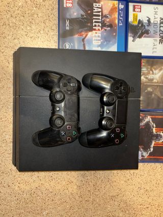 PS4 (PlayStation 4) con 7 juegos