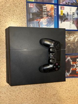PS4 (PlayStation 4) con 7 juegos