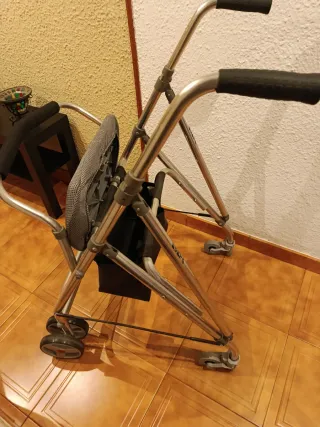 Andador adulto con asiento y cesta plegable