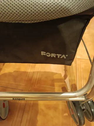 Andador adulto con asiento y cesta plegable