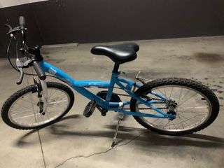 Bicicleta infantil azul. Se utilizó muy poco.
