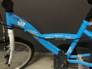 Bicicleta infantil azul. Se utilizó muy poco.