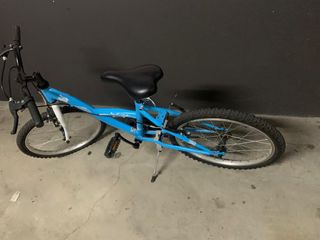 Bicicleta infantil azul. Se utilizó muy poco.