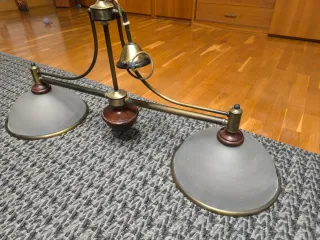 Lámpara tipo billar de metal y madera