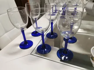 Copas de cristal azul y transparente
