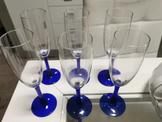 Copas de cristal azul y transparente