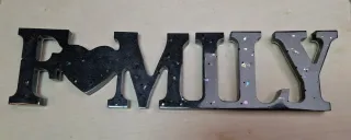 Scritta FAMILY in resina fatta a mano