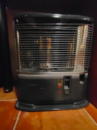 Estufa dparafina negra y gris no tiene deposito